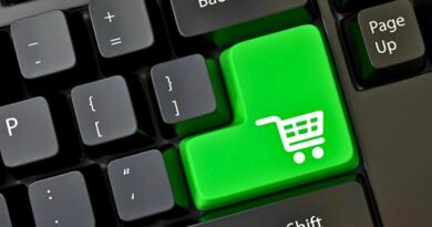 Conceito de e-commerce com símbolo de carrinho de compras no teclado do computador.