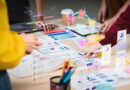 Estratégias de marketing digital usando brainstorming na mesa no escritório.