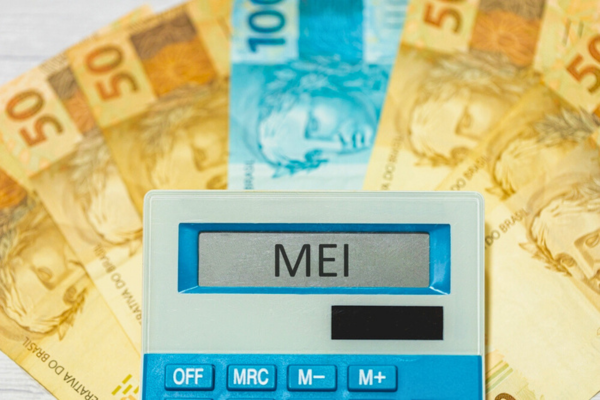 A sigla MEI refere-se ao Microempreendedor Individual escrita no visor de uma calculadora.