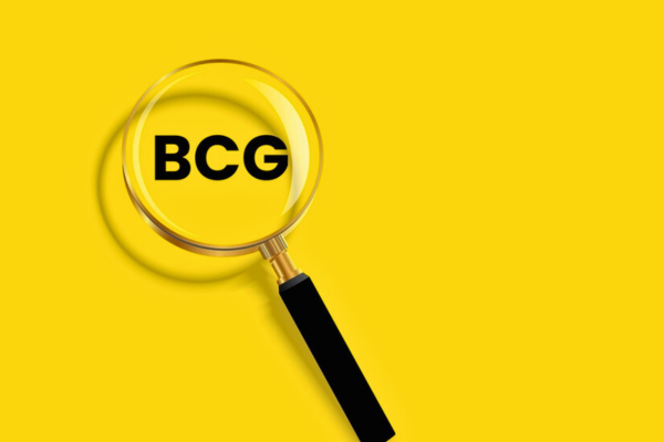 Ilustração vetorial da tipografia de letras da palavra BCG com lupa ampliando a palavra bcg em fundo amarelo isolado
